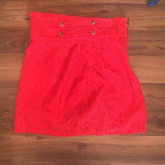 Red lace skirt - Picture 2 of 3